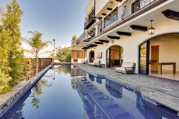 Luxury Modern Hollywood Hills Villa gallery image 4