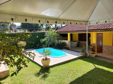 House with tranquil neighborhood pool in Nova Iguaçu