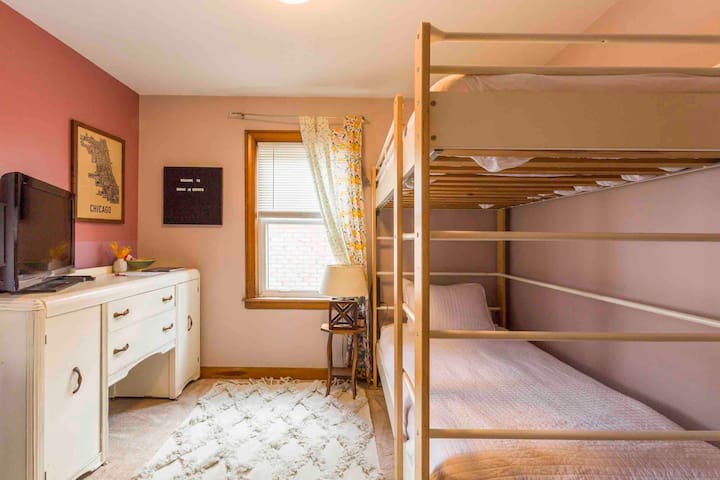 Bunks in Berwyn | Free Parking | Near Train