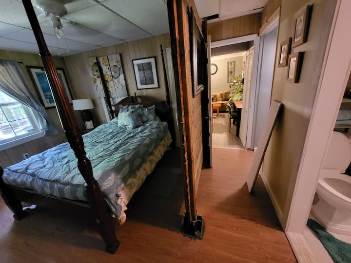 חדר שינה ראשי עם חדר רחצה צמוד עם מיטת קווין סייז