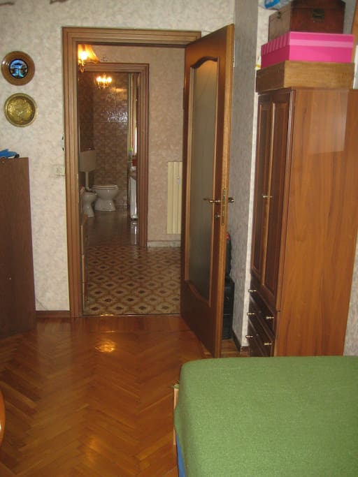 Il bagno è di fronte alla camera. The bathroom is in front .