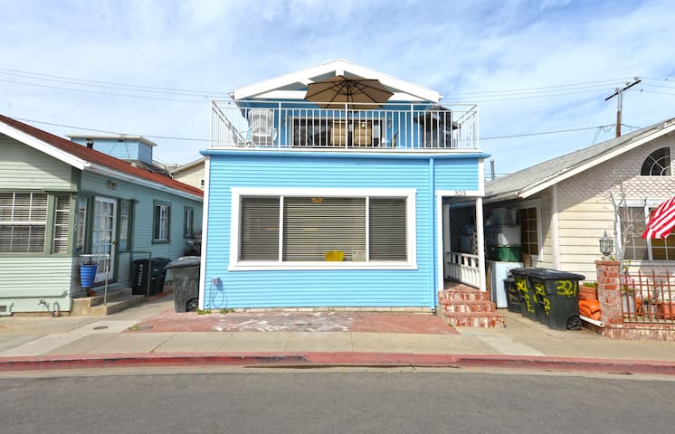 Two Story Family Home w/ Large Deck, WIFI, Close gallery image 2