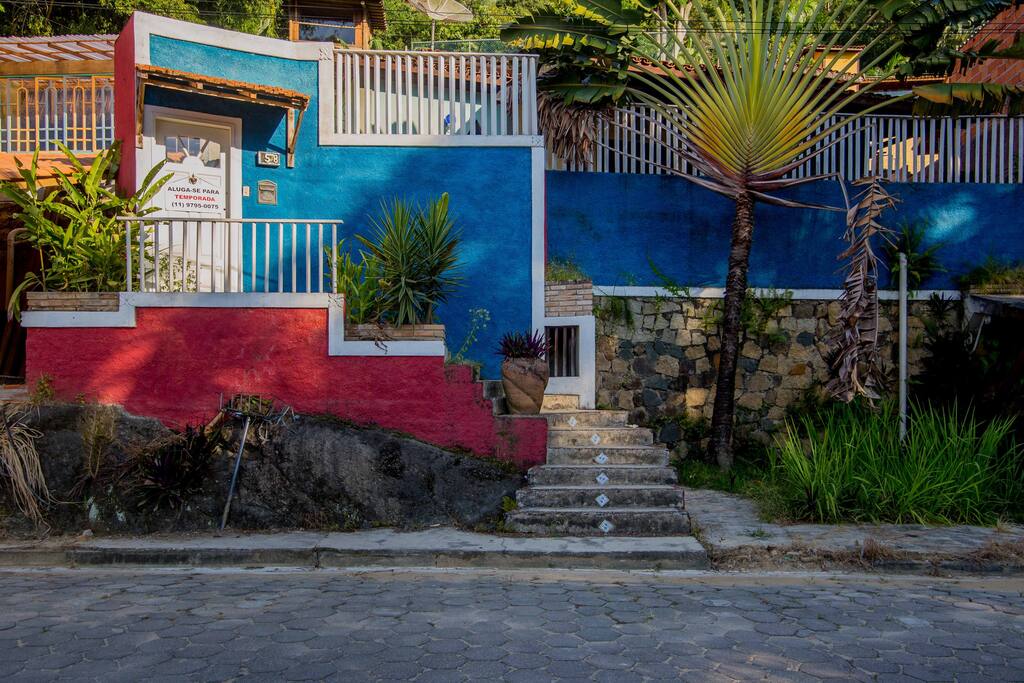 entrada central compartilhada com 4 chalés diferenciados. Local seguro e tranquilo