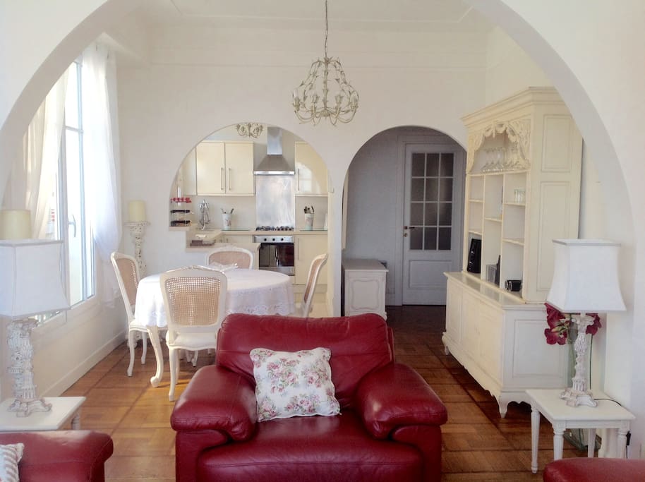 Beautiful dining area leading into the open planned kitchen