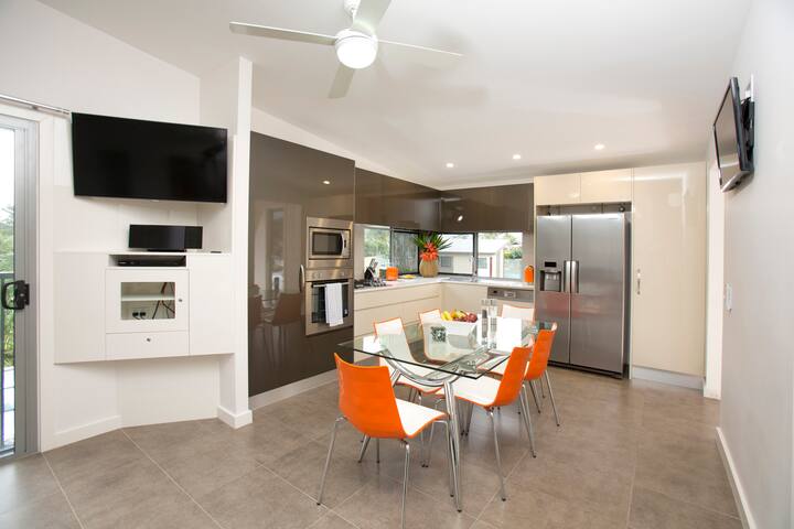 Penthouse Cabin in resort-style Holiday Park gallery image 4