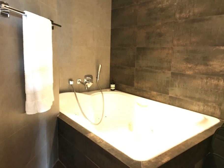Huge bathtub for 2