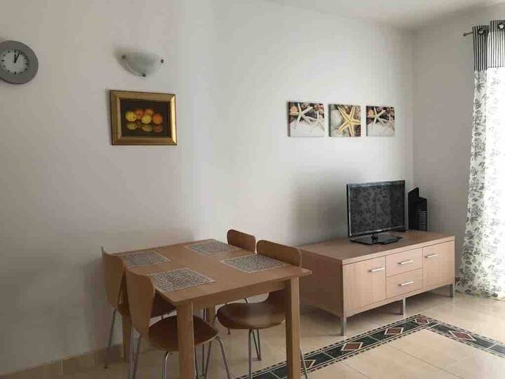 Seafront Apt - 1 min to the beach