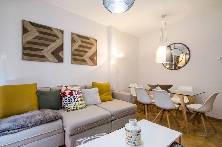 Bright & Spacious 2BD 2BTH – City Center gallery image 3