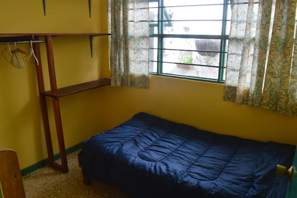 Espacio pequeño pero acogedor, fácilmente se acomodan 2 personas.
Small but comfortable space, easily accommodates 2 people.
