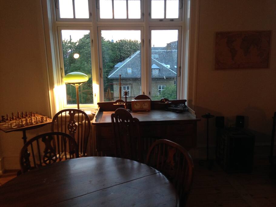 The dinner- and working part of the living room