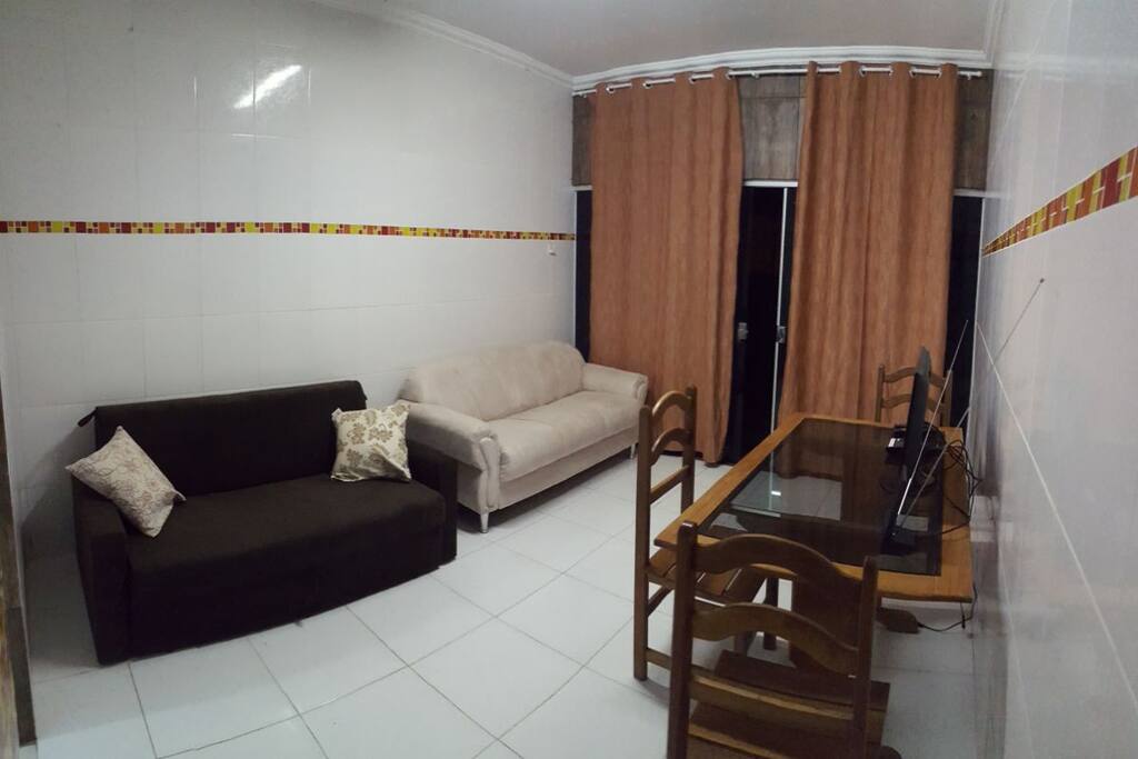 A sala, logo na entrada.