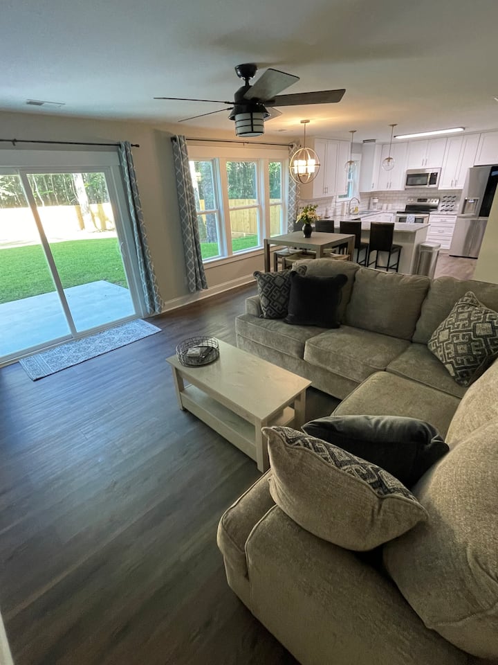 Johns Island Getaway W/ King Bed & Fenced Backyard - Charleston, SC