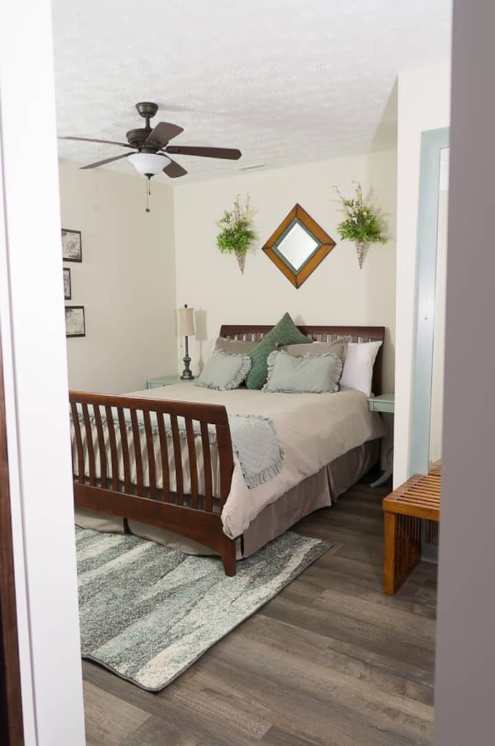 Genieße eine erholsame Nachtruhe auf der luxuriösen Leesa-Queen-Size-Matratze.   