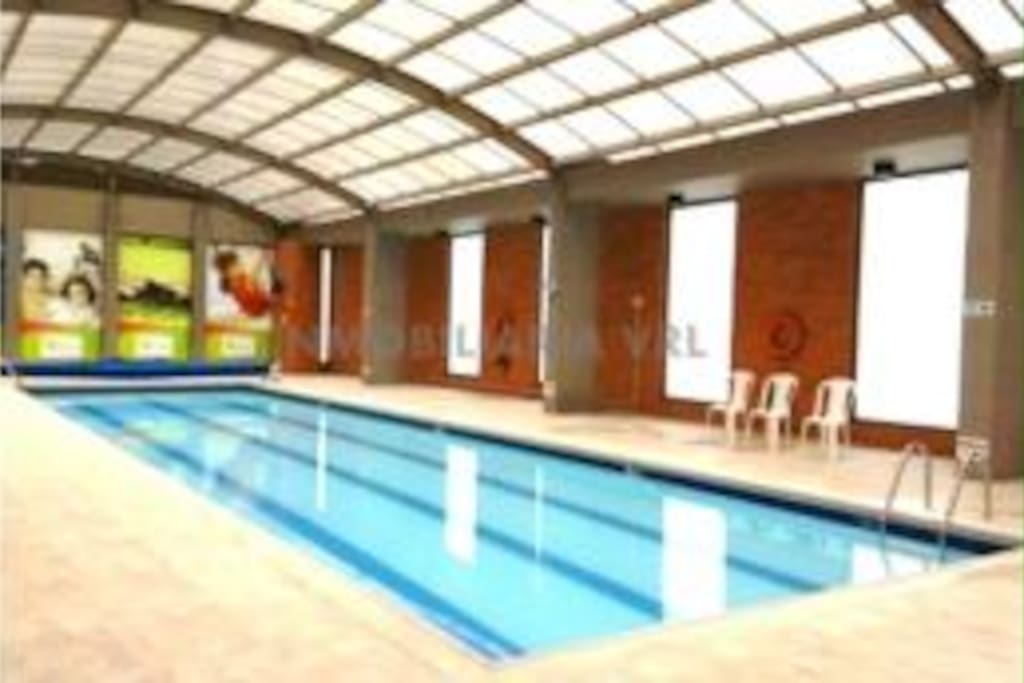 El conjunto cuenta con el servicio de piscina, gimnasio, cancha de squash, de juegos, billar, de espejos, entre otros (adicional).