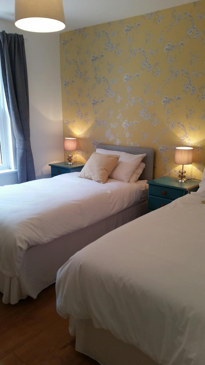 ชั้นล่าง: ห้องนอนเป็นเตียงแฝด