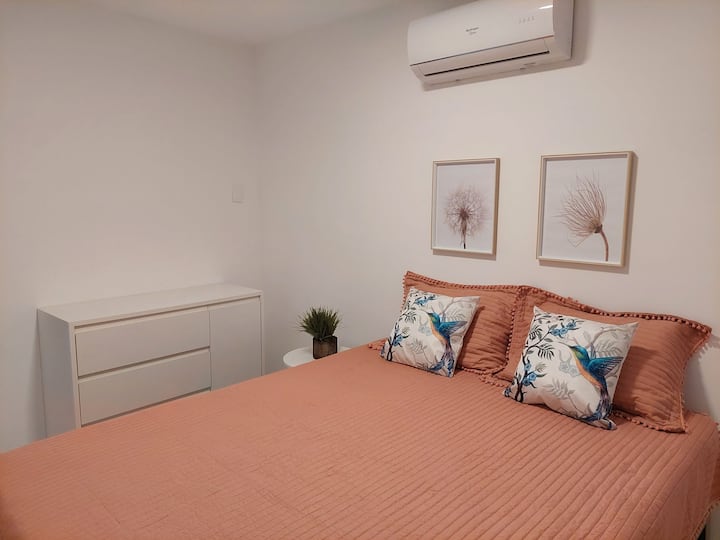 Druga spavaća soba (prizemlje) - bračni krevet (160x200) + dječji pomoćni krevet + zavjesa za zamračivanje s ogradom + komoda 