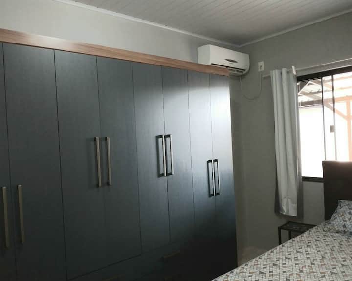 Მთავარი საძინებელი კონდიციონერით, ორადგილიანი საწოლით, კომპიუტერის მაგიდით, ახალი გარდერობით, რომელიც შეიცავს თეთრეულს, პირსახოცებს , საკიდებს, პირველადი სამედიცინო დახმარების ნაკრებს.