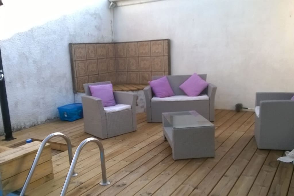 Salon de jardin cote piscine