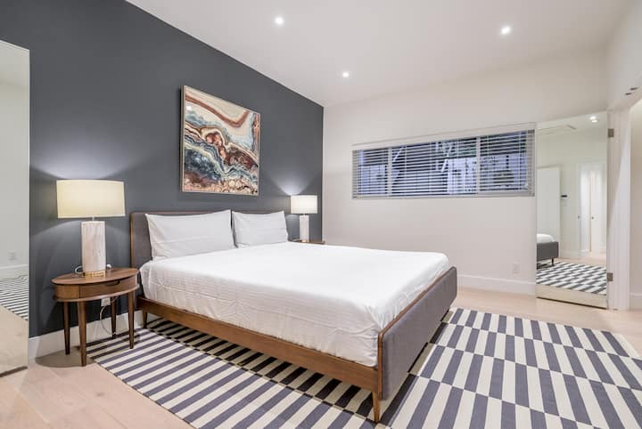 חדר שינה שני עם 2 ארונות נפרדים