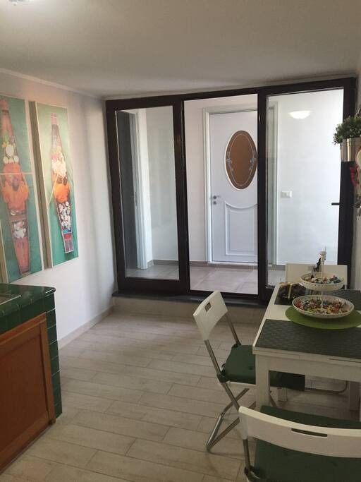 tavolo e parte della cucina