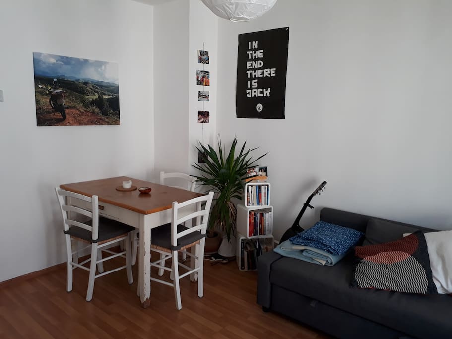 Wohnzimmer/Gästezimmer - Couch und Esstisch