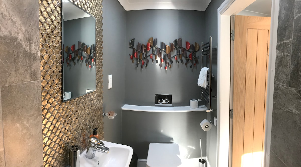 Camera padronale con bagno privato. 