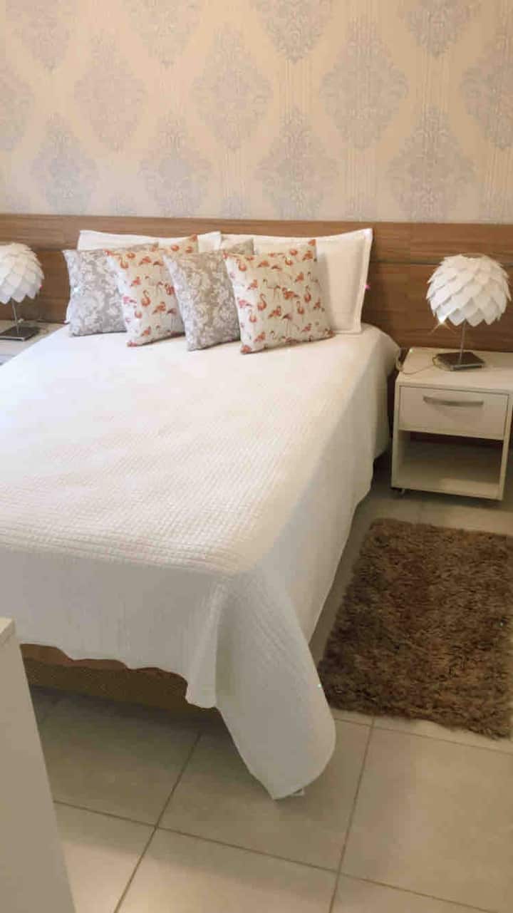 جناح رئيسي ، مكتمل بتلفزيون إل جي 32بوصة ، ومكيف هواء ، ومروحة ، وشاشة واقية ، وستائر معتِّمة ، وظلال المصابيح مباشرة من ميلانو.
لدينا أيضًا بياضات!! المنظر الجميل للجبال، استمتع بإقامتك!!