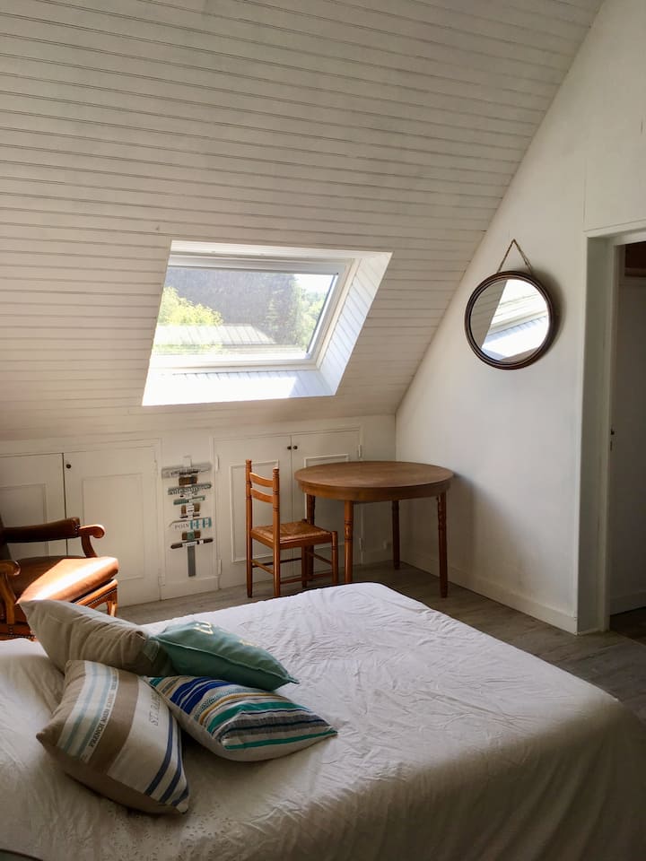 Chumba cha kulala cha 2 kikubwa ghorofani (m 18) kilicho na kitanda maradufu na kitanda cha mtoto