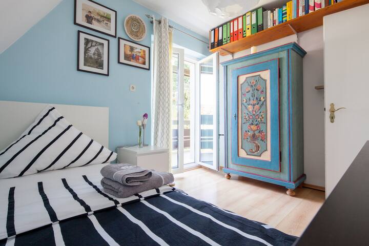 Cozy room with balcony near Munich