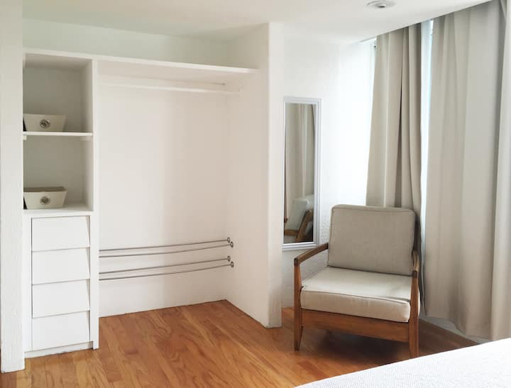 Comfortable, beautiful and convenient pied à terre