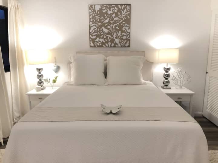 Cama tamaño queen con colchón súper cómodo.