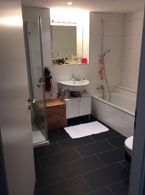 Bad mit Badewanne und Dusche