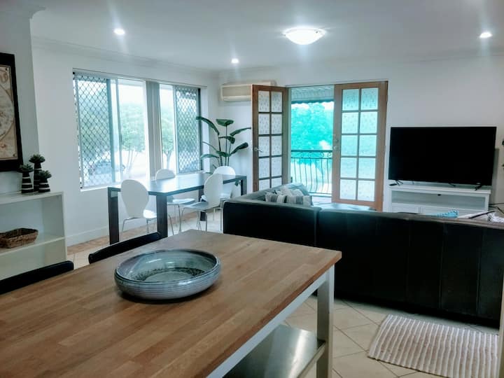 Magnifique appartement à l'étage avec balcon,cafés et boutiques