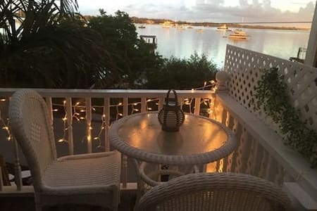 A Cozy Bungalow on the bay.