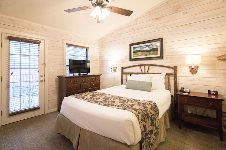 $25OFF!❤️Jacuzzi Suite Cabin❤️2BRLakeside Resort ⭐