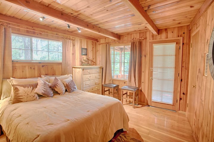 تحتوي غرفة النوم التي تحتوي على سرير بحجم كوين على مدخل خاص إلى سطح السفينة