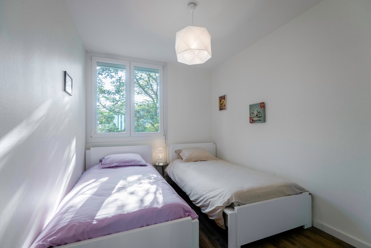 la habitación de los niños con camas de 90*200 cm