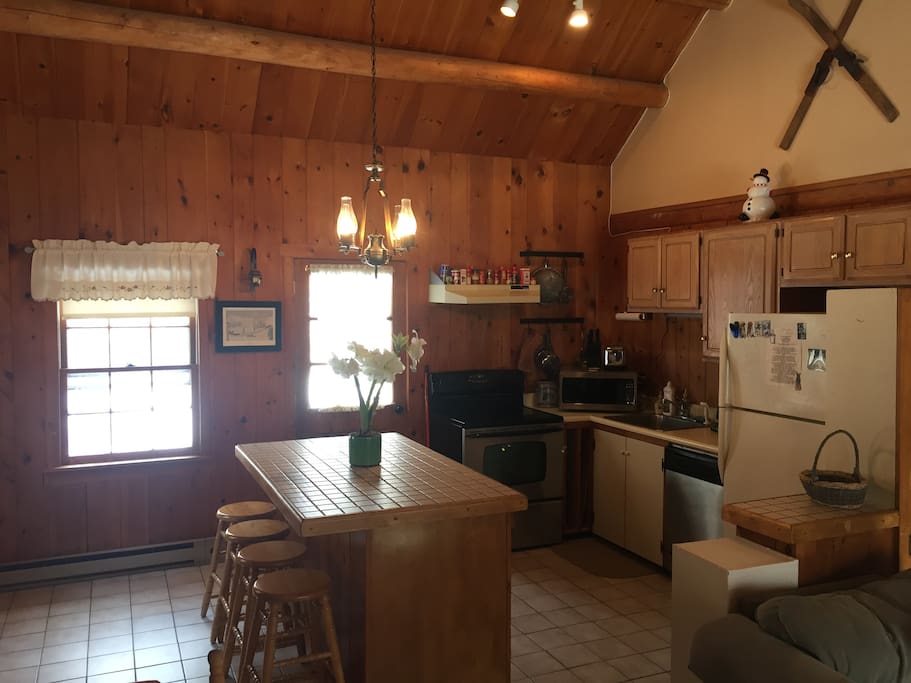 Fully equipped kitchen with breakfast bar island