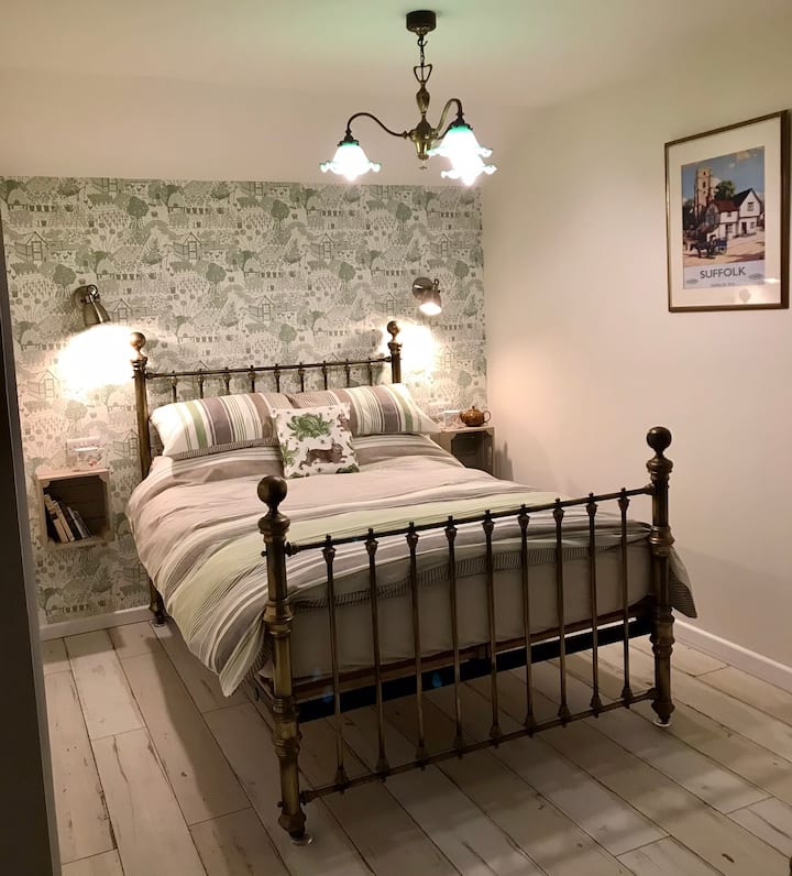 Cómoda cama matrimonial de latón con edredón de plumas de pato.
Calefacción digital eléctrica moderna en la sala de estar y la ducha.
Iluminación ajustable junto a la cama montada en la pared.
Libros de historia vintage y local disponibles para leer.
