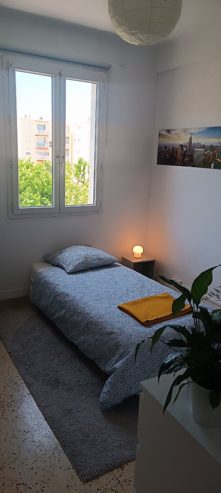 غرفة نوم ثالثة بسرير واحد، يمكن أن تحتوي على سريرين مفردين/غرفة نوم مكتبية