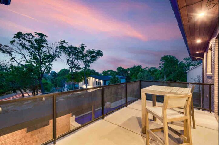 Modern escape w/ pool & hot tub gallery image 2