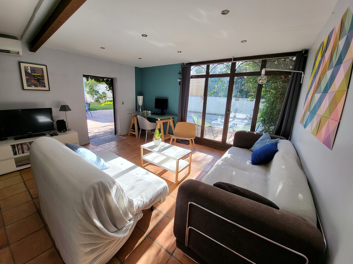 Annonce Airbnb populaire: Large peaceful studio on pool 2 steps from the metro à Marseille 12e Arrondissement