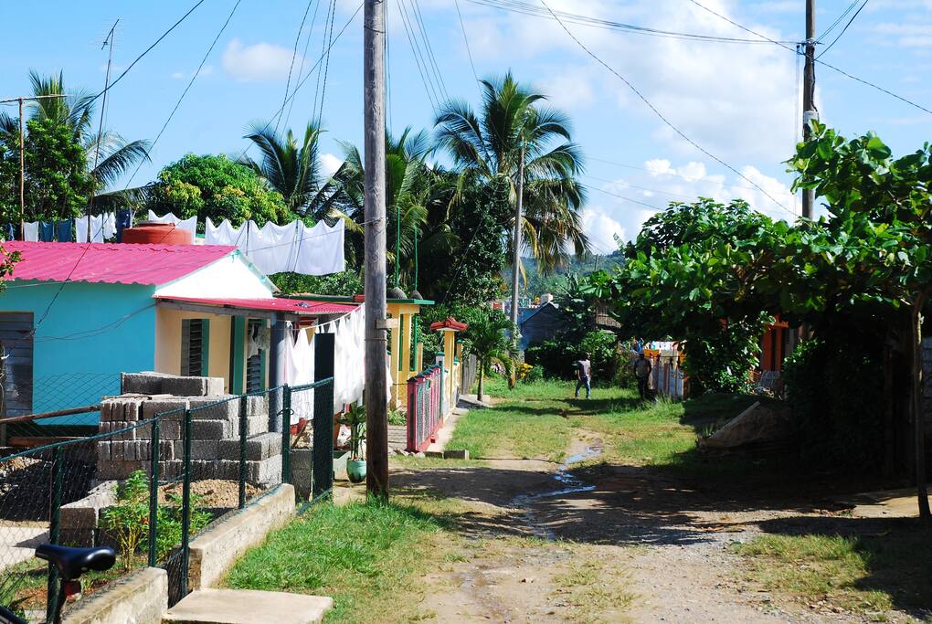 Die ruhige Zufahrtsstrasse unweit des Zentrums von Vinales