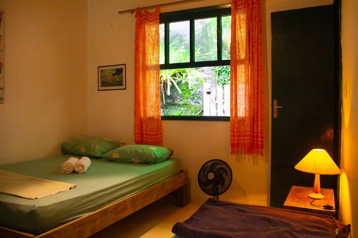 Habitación 2. Foto de noviembre de 2019. Cortina y pisos nuevos.