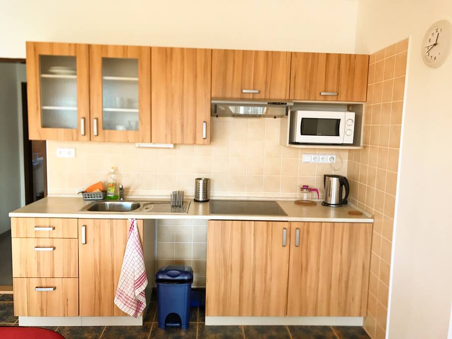 Kuchyň s příslušenstvím / Kitchen with cookware and accessories