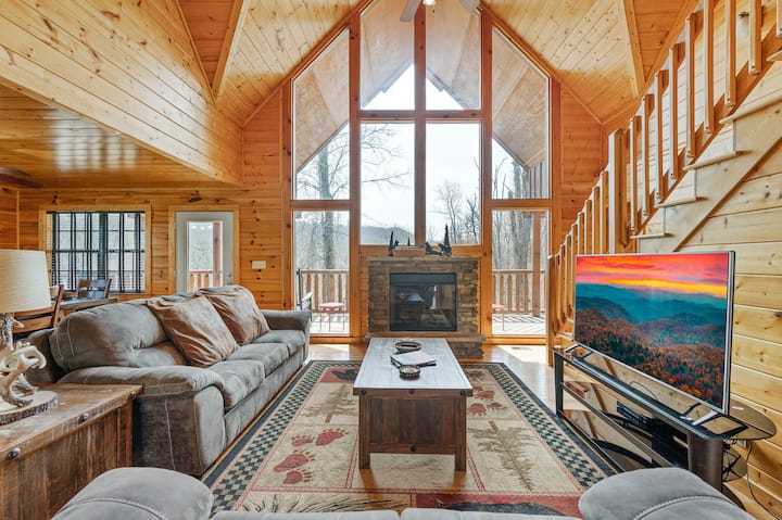 Secluded Cabin | Pool Access, Hot Tub, Game Room - Pigeon Forge, TN