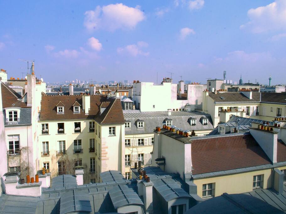 Depuis les fenêtres du salon, la vue sur les toits de Paris