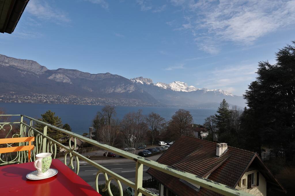 Le balcon.
The balcony.