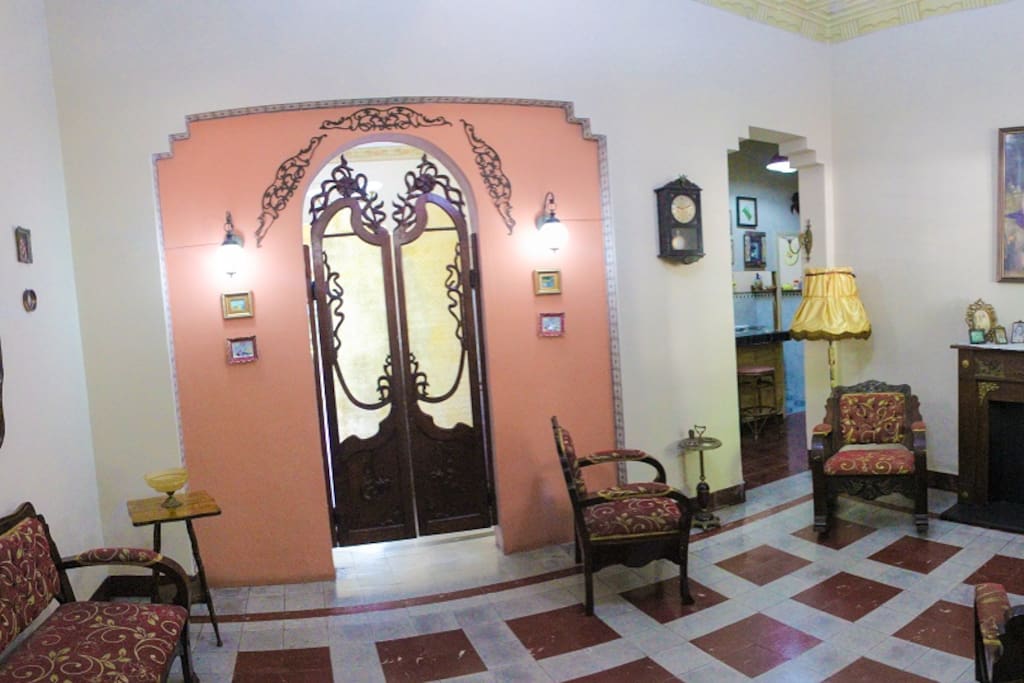 Descanse en nuestra casa decorada completamente con Art Decó.