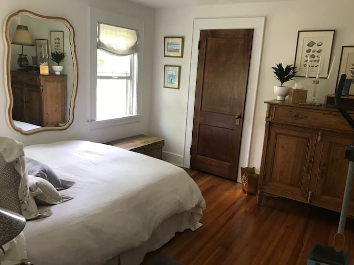 Втора спална соба - брачен кревет (широк 150-179 см) со елиптична машина. Крпи и торби за плажа.